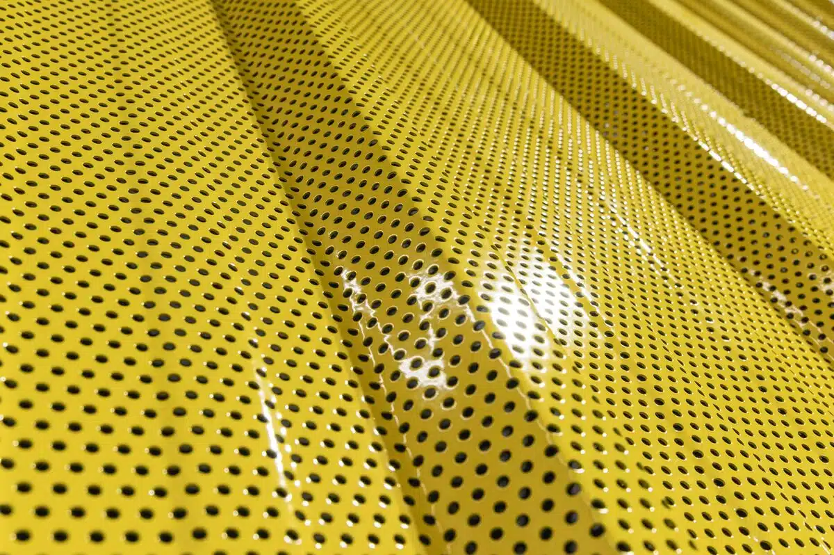 detalle de placa metalica amarilla