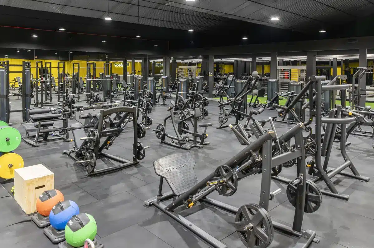 sala de gimnasio con maquinas negras