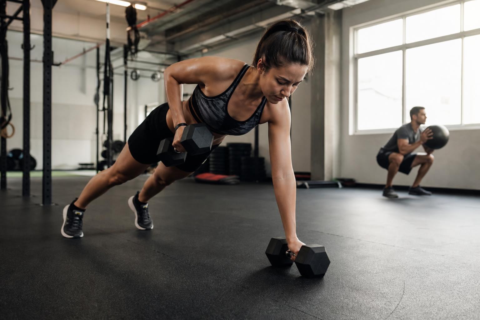 mujer entrenando con mancuernas mujer entrenando con mancuernas